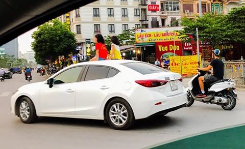 Hoảng hồn với cảnh trẻ nhỏ ngồi trên nóc ô tô dạo phố - 1
Hãy nghiêm khắc với trẻ em và chính bản thân mình để không phải hối hận vì những phút dễ dãi!