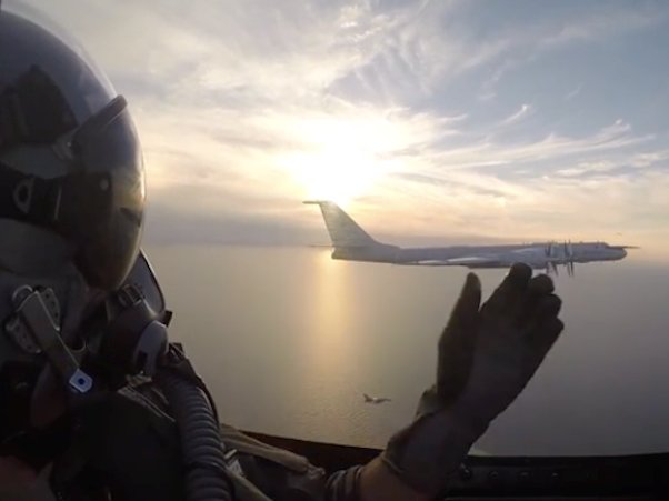 Cận cảnh máy bay Đan Mạch chặn máy bay ném bom Nga ở Baltic - 1
Phi công Đan Mạch trên máy bay F-16 áp sát máy bay ném bom của Nga (Ảnh: Không quân Đan Mạch)