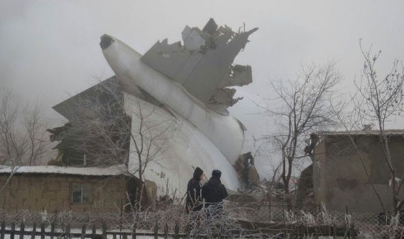 
Chiếc máy bay lao trúng nhà dân. (Ảnh: Express)
