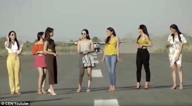 Dàn người mẫu khoe dáng trước mũi máy bay cất cánh gây phẫn nộ - 3
Giới chức hàng không Ấn Độ đang điều tra vụ việc. (Ảnh: CEN)