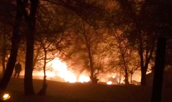 
Tại hiện trường vụ rơi máy bay. (Ảnh: Express)
