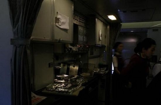 
Bếp ăn trên máy bay để chuẩn bị các món ăn phục vụ phái đoàn.
