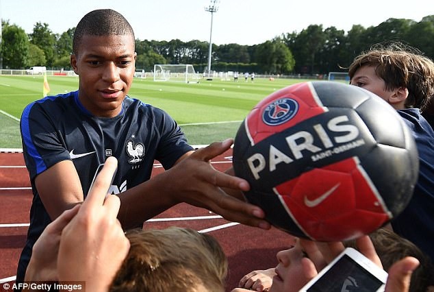 Hoàn thành kiểm tra y tế, Mbappe sắp gia nhập PSG - 1 Mbappe sắp tới PSG