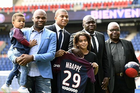 "Bom tấn" Mbappe ra mắt PSG, ôm thắm thiết Neymar - 5