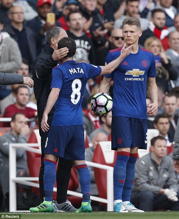 Arsenal 2-0 MU: Wenger đã thắng Mourinho - 2
McTominay (phải) được Mourinho cho ra mắt MU