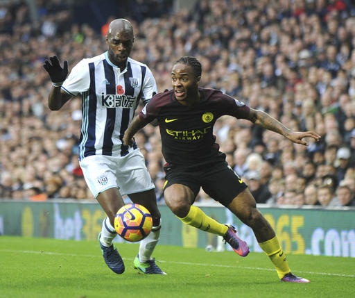 Man City - West Brom: Thời cơ bứt phá - 2
Nyom (trái) của West Brom theo kèm Sterling (phải) của Man City trong trận lượt đi diễn ra vào 29/10