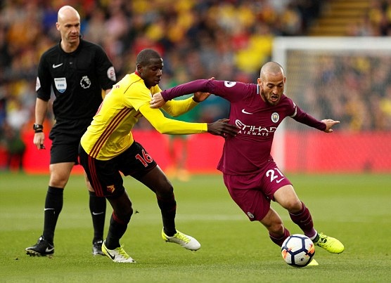 Watford 0-6 Man City: Aguero lập hat-trick - 7
Silva (phải) đi bóng trước sự truy cản của cầu thủ Watford