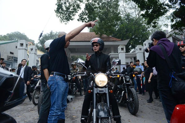 Diễu hành đội motor trước liveshow tưởng nhớ ca sĩ Trần Lập - 2 MC Anh Tuấn từng dẫn đầu đoàn mô tô di chuyển trước linh cữu nhạc sĩ Trần Lập.... (Ảnh: Mạnh Thắng)