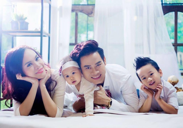 Siêu mẫu tuyệt vọng khi người tình bỏ con; MC VTV bán nhà chữa bệnh cho con - 3 Con trai đầu lòng vừa chào đời đã mắc căn bệnh tim hiếm gặp phải mổ khi mới 1 tuần tuổi, MC Hồng Phúc từng đau khổ tận cùng khi con bị bệnh viện trả về. Không từ bỏ hy vọng, anh và gia đình quyết định chữa chạy cho con, thậm chí bán cả nhà để con có thể làm một người bình thường.