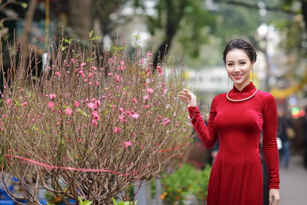 MC Minh Hà: Tết đến, mọi thứ đều phải xếp sau… - 3 Minh Hà chia sẻ, gia đình cô vẫn giữ cái Tết truyền thống với quan niệm “Mùng 1 Tết cha, mùng 2 Tết mẹ…”. Cứ phải xong mùng 2 Tết, Minh Hà có đi chơi đâu thì đi.