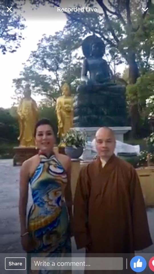 Lùm xùm Kỳ Duyên mặc hở ở chùa, MV tục tĩu, “Giáo sư” tự xưng - 5 Mới đây, nhiều người lên tiếng chỉ trích khi nữ MC Nguyễn Cao Kỳ Duyên vào chùa nhưng lại mặc áo hở tay. Đáp trả lại những phản ứng này, nữ MC cho rằng, cô vào chùa để xuất hiện trước hàng ngàn khán giả chứ không phải đi lễ, khi sư thầy nhờ livestream để kêu gọi đóng góp quỹ thì Kỳ Duyên cũng nhiệt tình hưởng ứng mà thôi. Hơn nữa, việc thành kính theo cô phải xuất phát từ tâm, không nên quá câu nệ về hình thức bên ngoài.