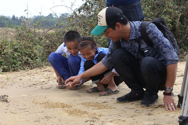 MC Phan Anh lắng nghe tâm sự của trẻ em ở Hương Khê, Hà Tĩnh sau cơn lũ đi qua.