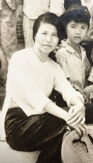 MC Vũ Mạnh Cường lần đầu lộ diện hình ảnh của mình khi còn bé chụp ảnh cùng với mẹ. Anh còn chia sẻ kỷ niệm đáng nhớ với mẹ của mình: “Người phụ nữ này không biết đến ngày 8 tháng 3 là gì đâu... Đã có lần bị nàng chửi té tát vì dám vẽ chuyện mua hoa tặng nàng... Mà cũng chưa bao giờ nàng nói thương mình... Nên đâu ngu dại gì mình nói trước... Giấu kín lắm, kín lắm, tích tụ, ngày càng nhiều càng nhiều nên thương lắm thương lắm... Cũng may là nàng không có Facebook nên yên tâm nói huỵch toẹc ra vậy vì chịu hết nổi rồi...”