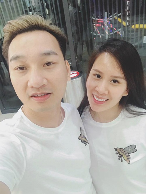 Thủy Tiên mong ước tuổi già giản dị bên Công Vinh, Trấn Thành thương vợ vì scandal - 16 MC Thành Trung đăng ảnh kỷ niệm 4 năm tình yêu cùng vợ mới cưới. Anh viết: Ngày này cách đây 4 năm chúng em lần đầu đi chơi với nhau. Nói thật lúc đấy cũng chả nghĩ gì. Vậy mà 4 năm sau chúng em đã là gì rồi đấy ạ. Hôm nay bạn ý đi làm tối mới về, mình đi công việc, đi đá bóng xong gặp bạn ý rồi lang thang Hà Nội tí là đẹp.