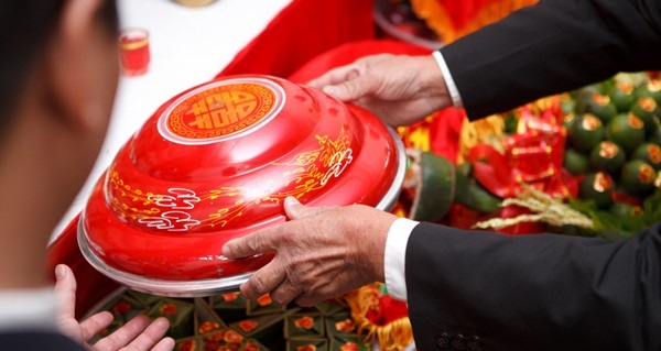 Mẹ chồng làm rơi mâm lễ, quay mặt đi khi vừa gặp thông gia - 1 Mẹ chồng làm rơi mâm lễ, quay mặt đi khi vừa gặp thông gia - 1