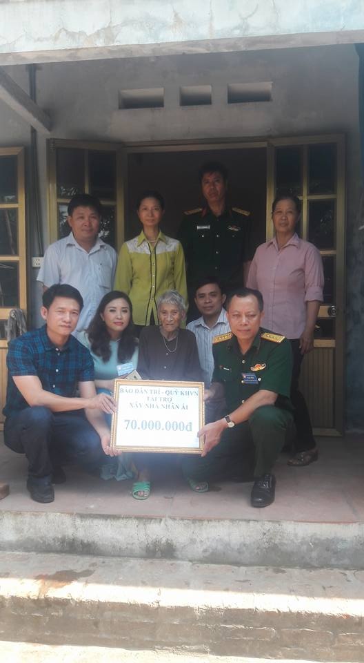 Trao 70 triệu đồng xây nhà Nhân ái đến mẹ Việt Nam Anh hùng Phạm Thị Vuốc - 1
Nhà báo Nguyễn Thế Nam (ngoài cùng bên trái), Phó ban Truyền thông và Công tác xã hội báo Dân trí trao 70 triệu đồng đến mẹ Việt Nam Anh hùng Phạm Thị Vuốc để xây dựng căn nhà Nhân ái thay cho căn nhà mẹ đang ở đã xuống cấp trầm trọng