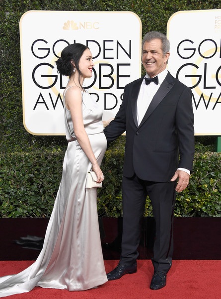 
Nam diễn viên giàu có và nổi tiếng tiết lộ, bạn gái ông mang thai đã gần tới giai đoạn cuối và úp mở về việc ông sắp có con trai
