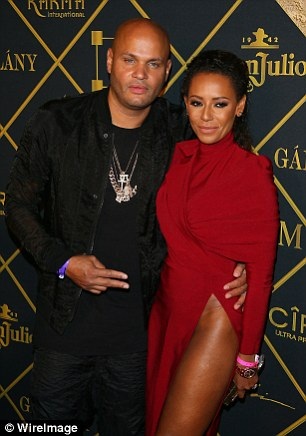 Mel B từ chối chu cấp tiền ăn cho chồng cũ - 3
Mel B bị chồng kiểm soát và không dám đưa ra quyết định ly dị vì sợ bị anh này tung băng sex