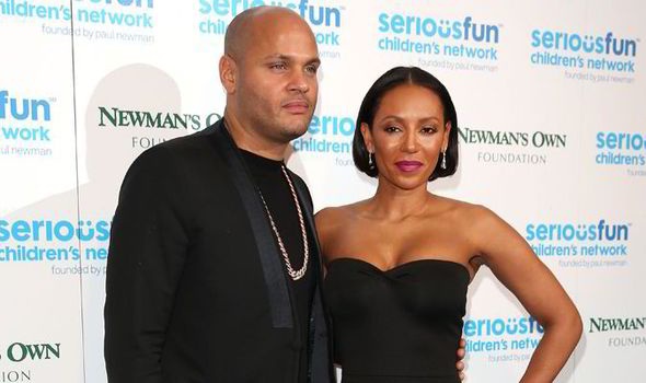 Mel B từ chối chu cấp tiền ăn cho chồng cũ - 4
Giờ đây khi đã chia tay, chồng cũ yêu cầu Mel B chu cấp tới 4300 USD để mua đồ ăn, 2000 USD mua quần áo, 750 USD tiền điện thoại và 11000 USD tiền thuê nhà mỗi tháng