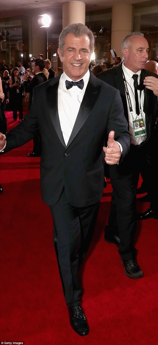 
Mel Gibson và nhà biên kịch trẻ đã hẹn hò được chừng 1 năm rưỡi và rất gắn bó. Rosalind Ross thường đi theo bạn trai trong những chuyến làm phim của ông
