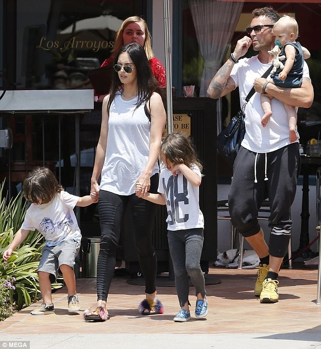 “Quả bom sex” Megan Fox hạnh phúc bên chồng con - 1 Megan Fox cùng chồng và ba con trai xuống phố, ngày 10/7.