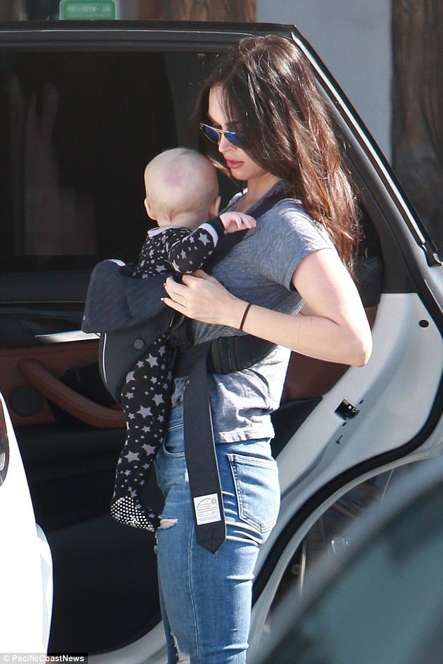 "Biểu tượng gợi cảm" Megan Fox làm mẹ đảm xuống phố - 1
Megan Fox địu cậu con trai 6 tháng tuổi Journey xuống phố để mua sắm ở Malibu, California, ngày 13/2. Người đẹp nổi tiếng của Hollywood đã nhanh chóng lấy lại dáng vóc thon thả và săn chắc. Cô diện jeans ôm sát và áo phông năng động.