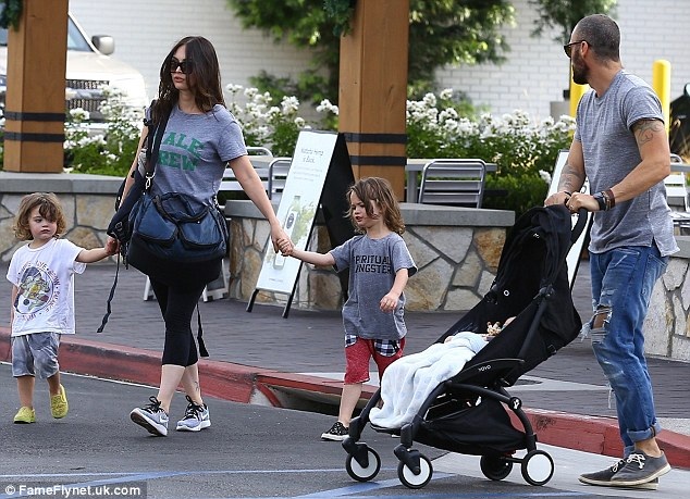 
Trái với hình ảnh bốc lửa trên tạp chí hay trong các sự kiện, ngoài đời người đẹp này có cuộc sống kín đáo, êm đềm bên chồng bà ba con trai
