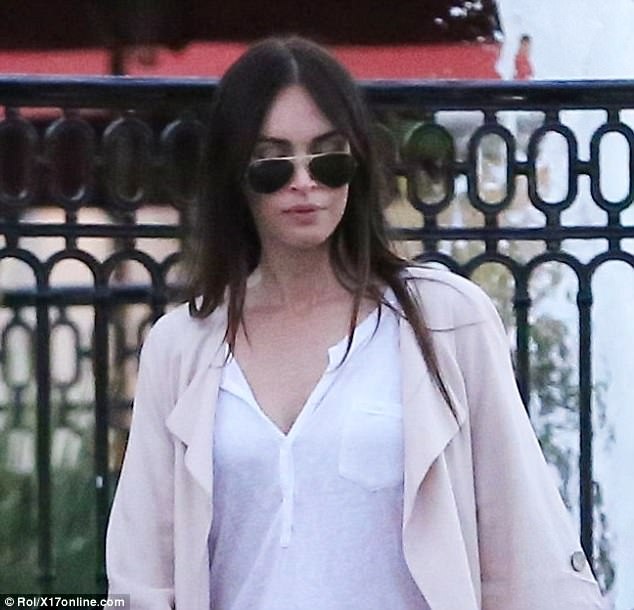 Con trai Megan Fox mặc váy ra phố - 5 Sau 3 lần sinh nở, Megan Fox vẫn sở hữu dáng vóc vạn người mê và vẻ ngoài gợi cảm. Kể từ khi kêt hôn, Megan Fox không còn diện những bộ đồ sexy vì tự thấy mình cần thay đổi khi trở thành một bà mẹ.