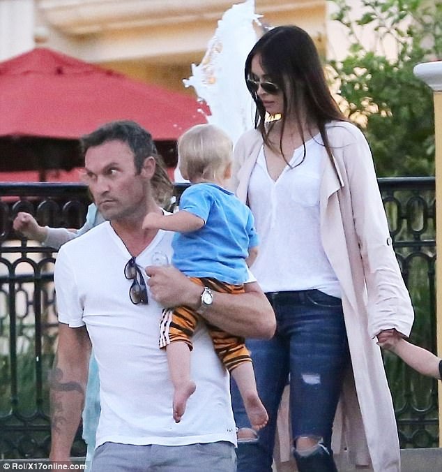 Con trai Megan Fox mặc váy ra phố - 8 Megan Fox kể rằng, con trai Noah của cô thích mặc váy và có thể mặc bất kỳ trang phục nào khiến cậu bé thấy thoải mái khi ở trong nhà.