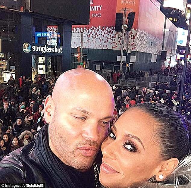 Mel B tố chồng cũ tra tấn tinh thần và dọa tung băng “nóng” - 8
Trước khi đệ đơn ly dị, Mel B thường khoe ảnh hạnh phúc của hai vợ chồng cô trên trang cá nhân.