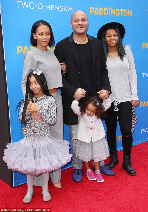 Chồng Mel B nói gì khi bị vợ cũ tố bạo hành và nghiện sex - 2
Mel B và Stephen cùng ba con gái, một con ruột và hai con riêng của Mel B.