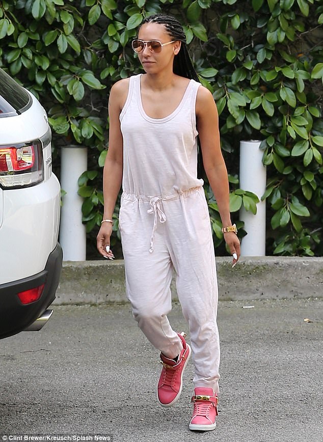 Mel B xuất hiện rạng ngời sau khi thắng kiện chồng cũ - 8
Mel B tới gặp luật sư để bàn tiếp về thủ tục ly dị, ngày 6/4.