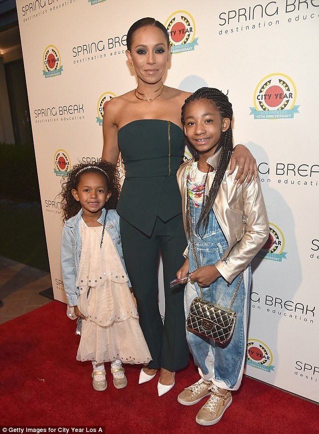 Bỏ sau lưng vụ ly dị ồn ào, Mel B bình thản dự sự kiện - 1 
Ca sỹ Mel B dự sự kiện tại Los Angeles cùng 2 con gái Angel, 10 tuổi và Madison, 5 tuổi ngày 6/5 vừa qua