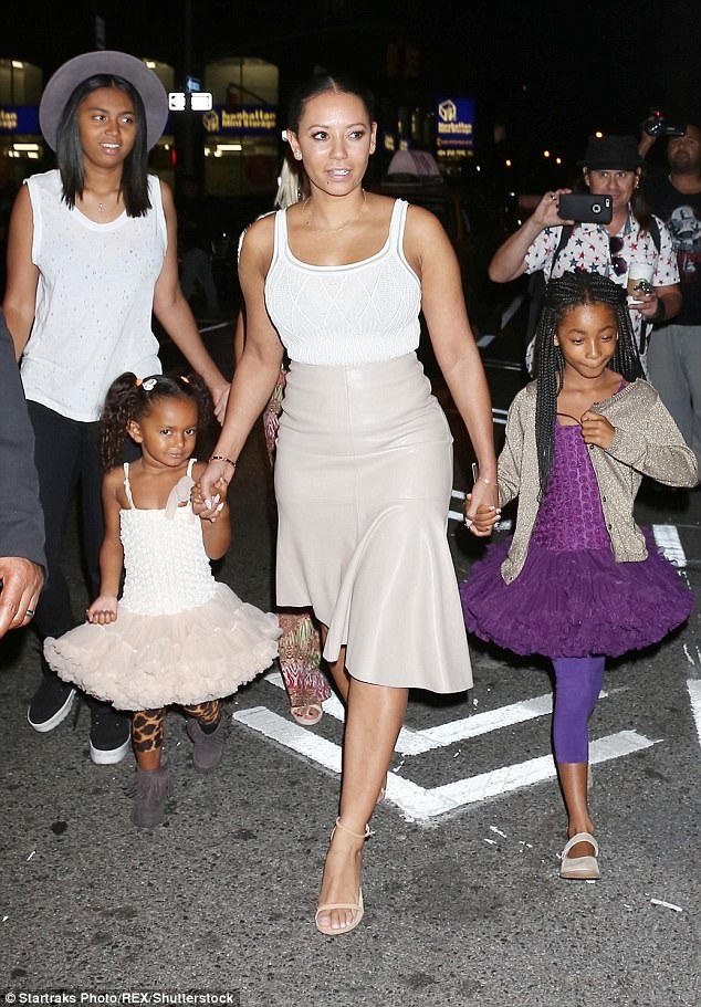 Bỏ sau lưng vụ ly dị ồn ào, Mel B bình thản dự sự kiện - 2 
Cựu thành viên nhóm Spice Girls dành nhiều thời gian hơn cho gia đình từ sau khi cô đệ đơn xin ly dị chồng lên tòa án hồi tháng 4 vừa qua