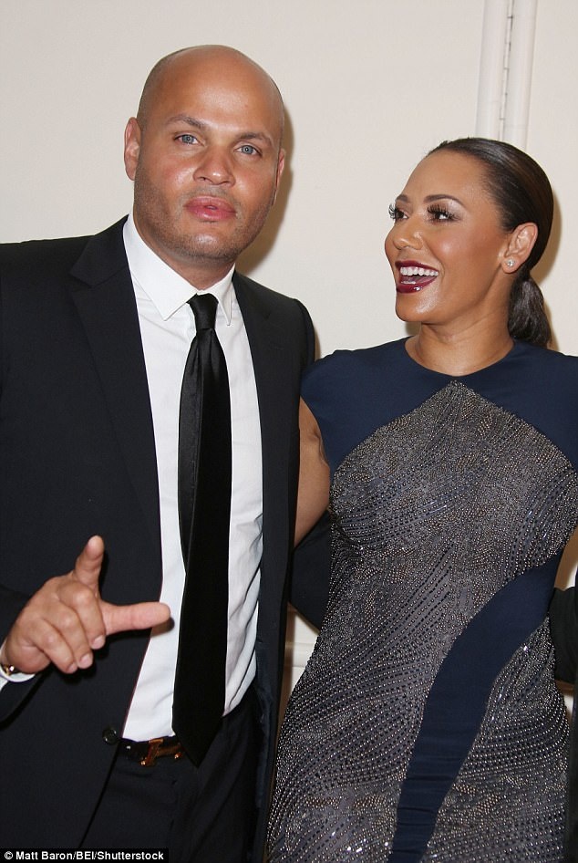 Bỏ sau lưng vụ ly dị ồn ào, Mel B bình thản dự sự kiện - 4 
Stephen Belafonte - chồng của Mel B cũng tố nữ ca sỹ da màu có lối sống thác loạn, thường xuyên thích kiểu tình tay ba, cặp kè đồng tính với vú em trong gia đình