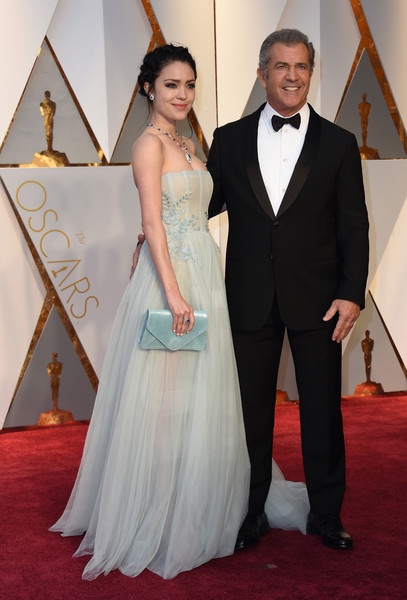 Dập dìu người đẹp trên thảm đỏ Oscar 2017 - 10
Rosalind Ross mới sinh con trai hồi tháng trước, đây là đứa con thứ 9 của Mel Gibson