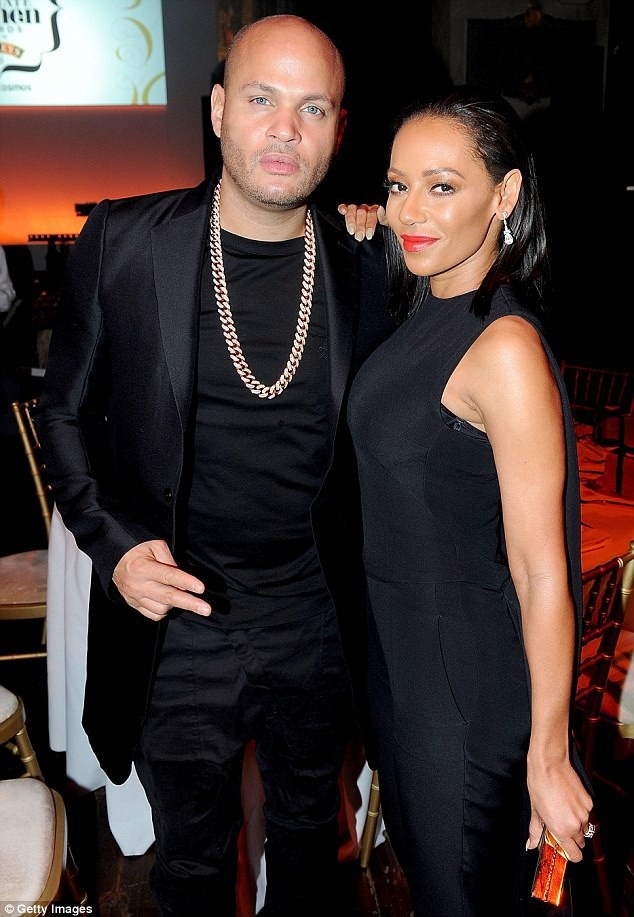 Mel B và chồng thống nhất ly dị sau 9 tháng tranh cãi - 1
Mel B đệ đơn ly dị Stephen Belafonte từ tháng 3 vừa rồi sau 10 năm chung sống và có một cô con gái chung tên là Madison, hiện 6 tuổi. Cặp đôi đồng ý cùng giám hộ bé Madison và chia đôi lợi nhuận từ việc bán ngôi biệt thự của hai người ở Los Angeles, sau khi chia tay.