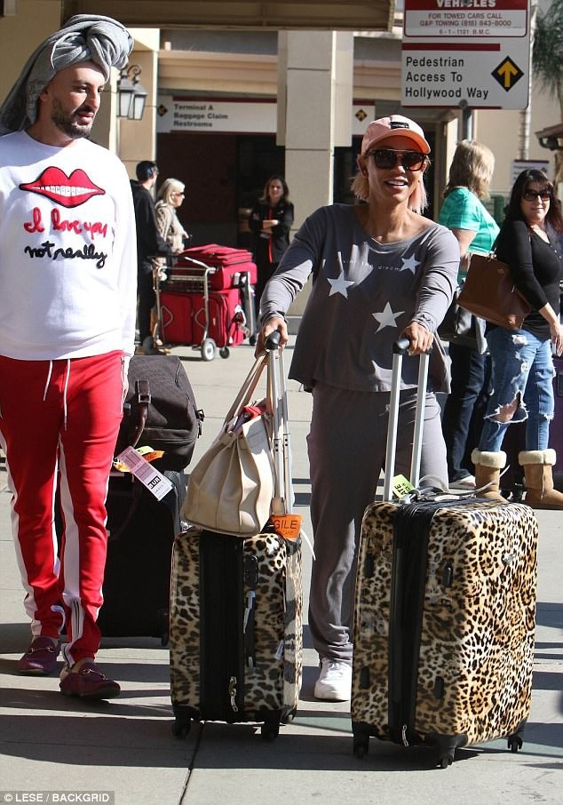 Mel B và chồng thống nhất ly dị sau 9 tháng tranh cãi - 10
Mel B đã mời những luật sư giỏi nhất trong vấn đề giải quyết ly dị tại Hollywood để giúp cô trong lần chia tay Stephen.