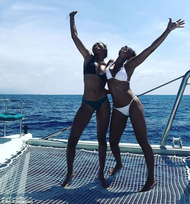 Giữa “sóng gió” ly dị, Mel B đi nghỉ cùng mẹ và con gái - 3 
Mel B và con gái Phoenix, 18 tuổi, giống như những người bạn thân thiết.