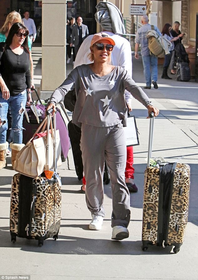Mel B và chồng thống nhất ly dị sau 9 tháng tranh cãi - 7
Mel B thay đổi ngoại hình đáng kể từ khi cô đệ đơn ly dị Stephen. Mel B cũng xóa bỏ hình xăm trên vùng eo ghi tên chồng cũ.