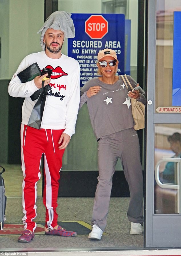 Mel B và chồng thống nhất ly dị sau 9 tháng tranh cãi - 6
Mel B có ba cô con gái với ba người đàn ông khác nhau. Hiện tại, cô sẽ sống cùng ba con gái và theo đuổi công việc ca sĩ kiêm giám khảo của một số chương trình truyền hình thực tế.