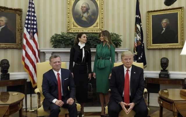 Đệ nhất phu nhân Mỹ đọ sắc bên Hoàng hậu Jordan - 3
Lãnh đạo Mỹ và Jordan tại phòng Bầu dục trước cuộc hộp đàm trong khi phu nhân của họ trò chuyện phía sau.