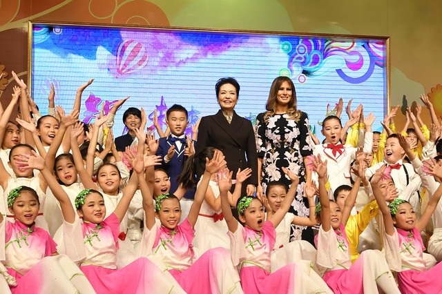 Bà chủ Nhà Trắng học nấu ăn, khám phá nghệ thuật truyền thống Trung Quốc - 10 Bà Melania Trump cùng bà Bành Lệ Viện chụp ảnh cùng các học sinh thuộc lớp học trình diễn nghệ thuật.