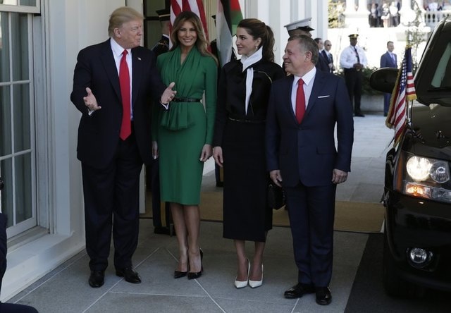 Đệ nhất phu nhân Mỹ đọ sắc bên Hoàng hậu Jordan - 2
Đệ nhất phu nhân Mỹ Melania chọn bộ váy màu xanh ngọc cho sự kiện, trong khi Hoàng hậu Rania chọn trang phục đen pha trắng. Cả hai đều sử dụng thắt lưng màu đen làm điểm nhấn cho bộ trang phục.