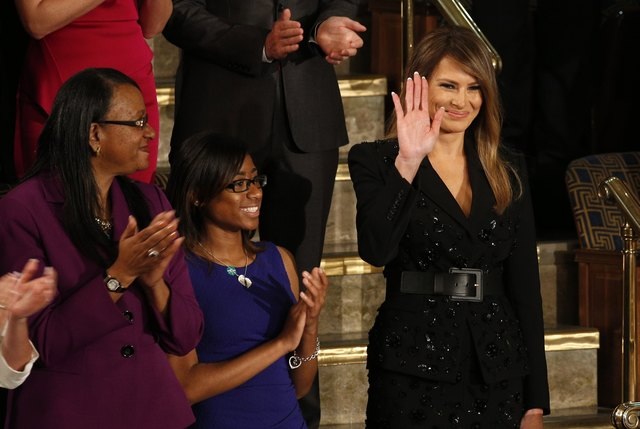 Ông Trump: Hãy tin nước Mỹ một lần nữa - 6
Đệ nhất phu nhân Melania Trump vẫy chào các quan khách. (Ảnh: Reuters)