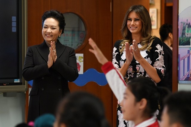 Bà chủ Nhà Trắng học nấu ăn, khám phá nghệ thuật truyền thống Trung Quốc - 1 Ngày 9/11, trong khi Tổng thống Mỹ Donald Trump và Chủ tịch Trung Quốc Tập Cận Bình đang hội đàm, bà Bành Lệ Viện cùng bà Melania Trump đã thăm trường tiểu học Bangchan ở thủ đô Bắc Kinh, Trung Quốc. Bà chủ Nhà Trắng đã có cơ hội khám phá những nét văn hóa độc đáo và ấn tượng ở Trung Quốc.