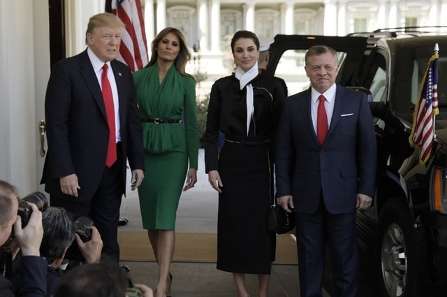 Đệ nhất phu nhân Mỹ đọ sắc bên Hoàng hậu Jordan - 1
Tổng thống Donald Trump và phu nhân Melania đón Vua Abdullah II và Hoàng hậu Rania tới Nhà Trắng ngày 5/4.