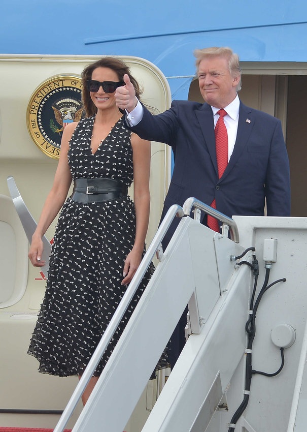 Gu thời trang tinh tế của Đệ nhất phu nhân Mỹ - 6
Bà Melania cùng chồng tới sân bay quốc tế Palm Beach, bang Florida.
