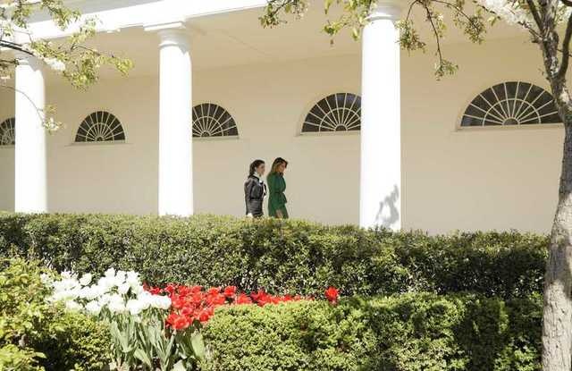 Đệ nhất phu nhân Mỹ đọ sắc bên Hoàng hậu Jordan - 5
Hai đệ nhất phu nhân sải bước trên hành lang bên ngoài Nhà Trắng trong khung cảnh tuyệt đẹp.