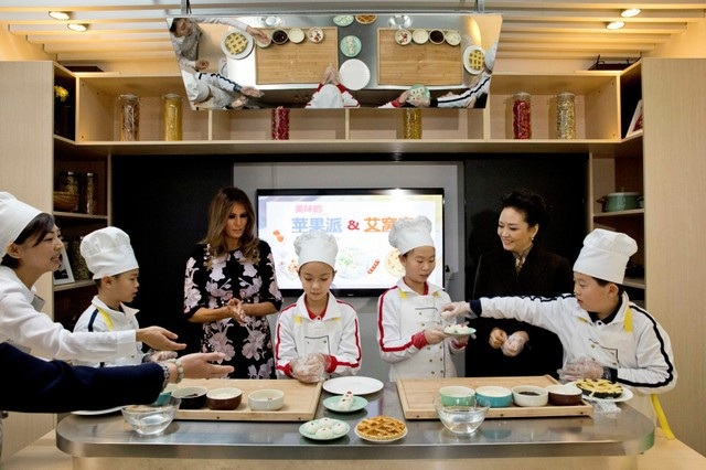 Bà chủ Nhà Trắng học nấu ăn, khám phá nghệ thuật truyền thống Trung Quốc - 3 Bà Melania Trump và bà Bành Lệ Viện tham gia lớp nấu ăn của các thiếu nhi. Hai bà đã cùng các em nhỏ làm một số món bánh và món ăn truyền thống của Trung Quốc.